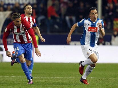 Jurado conduce el bal&oacute;n ante Gim&eacute;nez, en el duelo en el Calder&oacute;n.