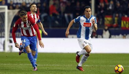 Jurado conduce el bal&oacute;n ante Gim&eacute;nez, en el duelo en el Calder&oacute;n.