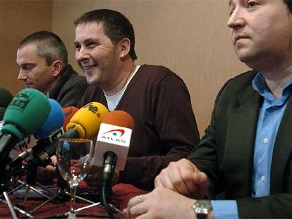 Arnaldo Otegi, Pernando Barrena y Joseba Permach hacen balance de la huelga en una rueda de prensa en San Sebastián.