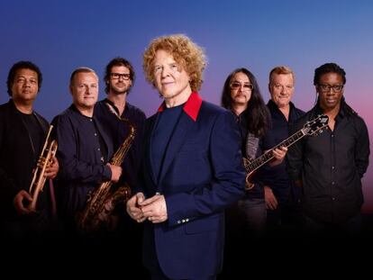 Mick Hucknall (centro), con los miembros de Simply Red. 