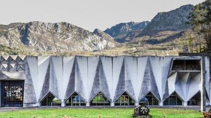 Fachada de la central hidroel&eacute;ctrica de Proaza, en Asturias.