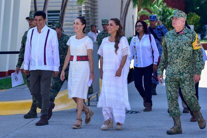 Salomón Jara, Claudia Sheinbaum, Evelyn Salgado y Ricardo Trevilla en la visita presidencial en Acapulco, Guerrero, el 27 de octubre 2024.