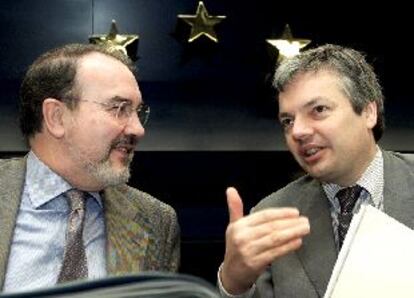 Pedro Solbes (izquierda) y Didier Reynders, ayer en Bruselas.