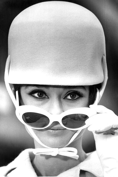En la comedia Cómo robar un millón y… (William Wyler, 1966), Hepburn se atrevió con un estilo más vanguardista a cargo de André Courrèges. Sus sombreros de inspiración espacial (y las mismas gafas blancas que han marcado las últimas temporadas) ya forman parte de la historia del cine y la moda.