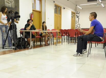 Uno de los aspirantes a trabajar en el corto <b><i>Todo tiene un final</b></i>, durante el <b><i>casting</b></i> de ayer en Vitoria.
Santiago Ramos actúa en el Teatro Principal de San Sebastián.