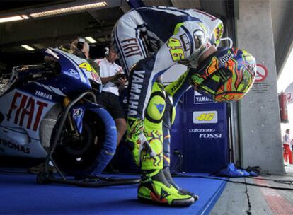 Valentino Rossi, que consiguió ayer la <i>pole</i>, en el circuito de Brno.