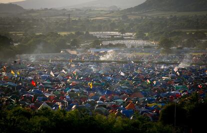 El humo se eleva desde la zona de acampada libre en Pilton, 25 de junio de 2014.