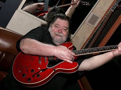 Roky Erickson posa con su guitarra Gibson en 2015, en Austin, Texas.  