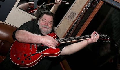 Roky Erickson posa con su guitarra Gibson en 2015, en Austin, Texas.