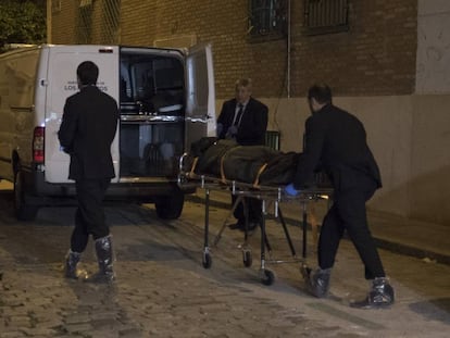 Los servicios funerarios trasladan uno de los cadáveres del matrimonio de ancianos hallado muerto en el distrito de Tetuán. 