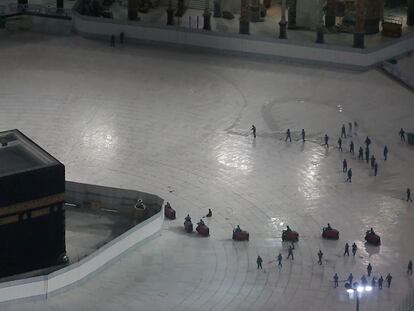 Desinfección en torno a la Kaaba, en la explanada de la Gran Mezquita de La Meca.