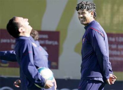 Rijkaard bromea con Eusebio durante un entrenamiento