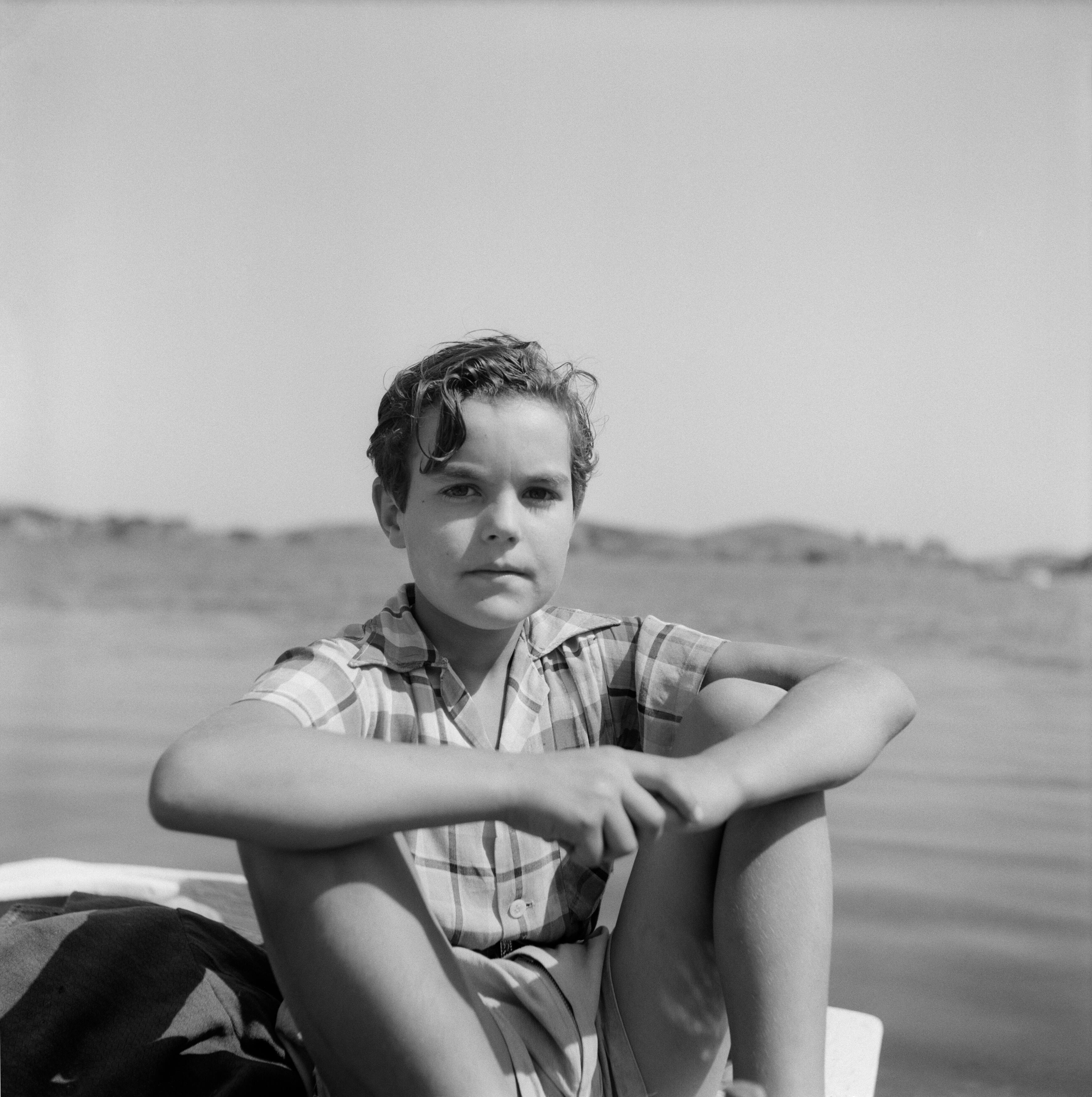 Joan Figueras, el niño que convivió con Dalí y Gala durante años, en una fotografía realizada por Francesc Català-Roca en 1952 en Portlligat (Cadaqués).