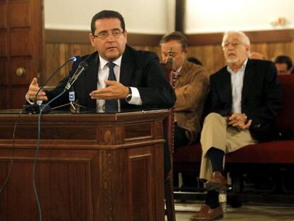 El diputado autonómico del PP valenciano y concejal de Urbanismo, Jorge Bellver (i), durante el juicio que comenzó ayer.