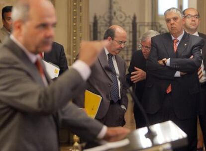 Manuel Chaves, con los representantes de la FEMP al término de la reunión.