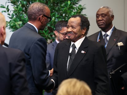 El presidente de Ruanda, Paul Kagame (izquierda), saluda a su homólogo camerunés, Paul Biya, en una cumbre en Washington (EE UU) en diciembre de 2022.