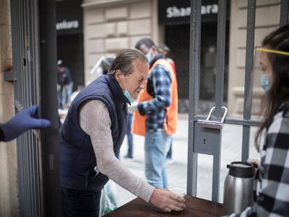 Un hombre recoge comida en la parroquia de Santa Anna.