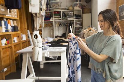 Después, con el gusto exquisito de la diseñadora Chiara Macchiavello (en la foto), los acabados se realizan en la casa taller que Escudo tiene en el barrio de Barranco (Jirón Juan Fanning, 108). escudo.pe. +51 12 56 75 04.