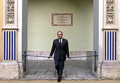 Manuel Chaves posa en uno de los patios del palacio de San Telmo, sede de la presidencia andaluza.