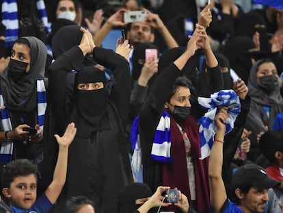 Mujeres saudíes animan a su equipo en un partido de fútbol en Riad en septiembre.