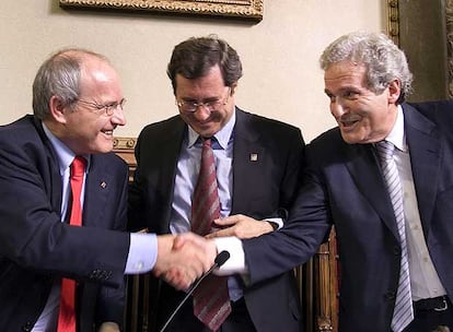 Bricall (derecha) recibe la felicitación del presidente Montilla, ante el rector de la UB, Màrius Rubiralta.