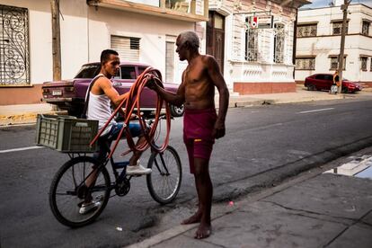 Las mangueras de agua son indispensables en la vida diaria del cubano. Rodrigo Pérez de Cienfuegos las vende. 