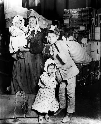 Familia de inmigrantes en Ellis Island en 1905.