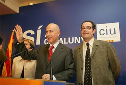 La comparecencia ante los periodistas del secretario general de CiU, Josep Antoni Duran Lleida, ha desatado la euforia de los simpatizantes reunidos en la sede del partido.  El político nacionalista ha avanzado un sondeo realizado con el escrutinio de 100 mesas electorales que le otorgaba la victoria a CiU por 46 diputados frente a 42, pero ha querido dejar lugar para la prudencia al anunciar que la noche sería larga.