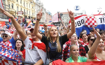 Croatas cantan y animan durante la espera para recibir a su selección de fútbol en Zagreb.