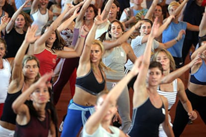 Un grupo de mujeres participa en una clase de aeróbic durante el Nike Fitness Tour.