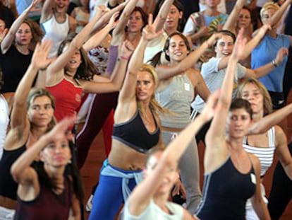 Un grupo de mujeres participa en una clase de aeróbic durante el Nike Fitness Tour.