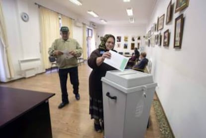 Una húngara residente en Rumanía vota en el referéndum húngaro sobre refugiados, el jueves.