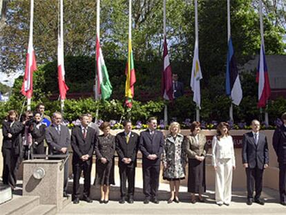 Al acto de izado han asistido los embajadores de los 25 países que formarán la nueva Europa.
