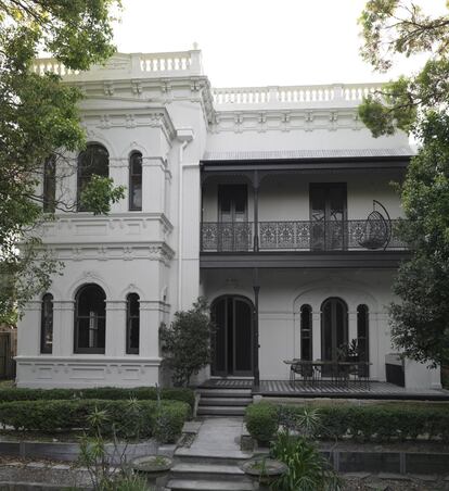 De estilo victoriano (1890), la casa es un inmueble protegido y tiene varios elementos —como la elaborada barandilla— que combinan una fabricación industrial y un acabado artesanal.