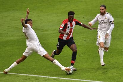 Iñaki Williams (centro), intenta controlar la pelota ante Eder Militao y Sergio Ramos.