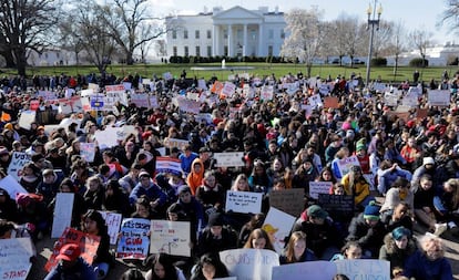 Estudantes protestam contra a violência armada em frente à Casa Branca em Washington (EUA).