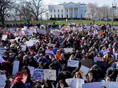 Estudantes protestam contra a violência armada em frente à Casa Branca em Washington (EUA).