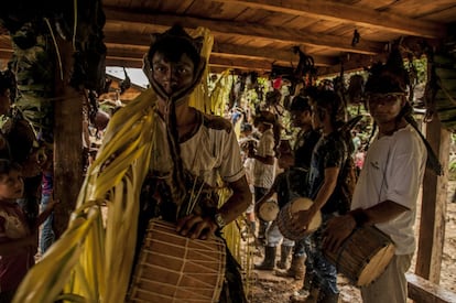 Las calles de tambores marcan el paso de los cazadores y de las mujeres mientras entregan los ramos y flores a los anfitriones. 