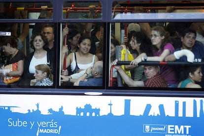 Un autobús lleno de viajeros ayer, durante la segunda jornada de paro total en el metro de Madrid.