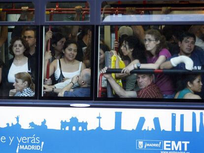 Un autobús lleno de viajeros ayer, durante la segunda jornada de paro total en el metro de Madrid.
