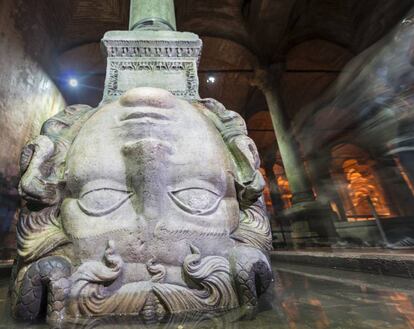 Imagen de la Bas&iacute;lica sumergida de Estambul.