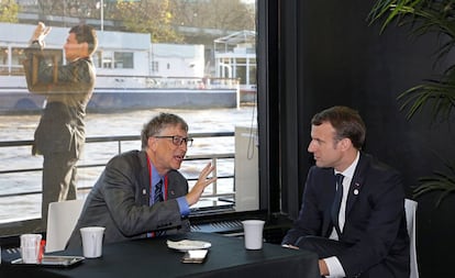 El presidente francés, Emmanuel Macron, conversa con el empresario y filántropo estadounidense, Bill Gates, a bordo de la embarcación "Mirage" que trasladó a los líderes y jefes de Estado hasta la isla de Seguin para asistir a la cumbre del clima de París, el 12 de diciembre de 2017.  