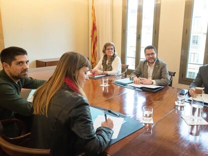 El vicepresidente Pere Aragonès (en el centro) en una reunión con los comunes hace un año. 