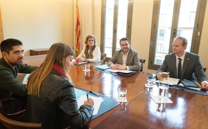 El vicepresidente Pere Aragonès (en el centro) en una reunión con los comunes hace un año. 