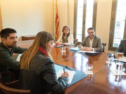 El vicepresidente Pere Aragonès (en el centro) en una reunión con los comunes hace un año. 