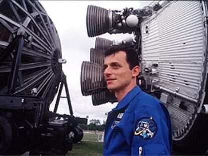 Pedro Duque, durante el entrenamiento para volar en el <i>Discovery,</i>en 1998.