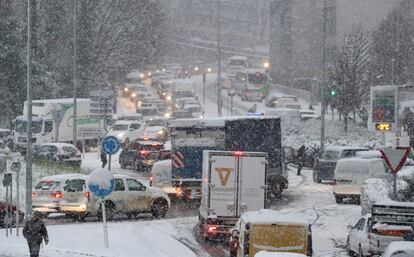 Los accesos a la variante de San Sebastián totalmente colapsados por una intensa nevada, el 28 de febrero.