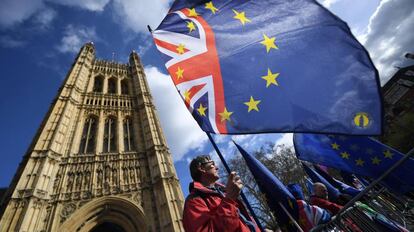 Un manifestante antibrexit a las puertas del Parlamento en Londres (Reino Unido).