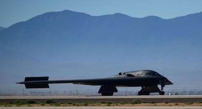 Un avi&oacute;n B-2, como los que han bombardeado este mi&eacute;rcoles dos campamentos del Estado Isl&aacute;mico cerca de Sirte, durante su aterrizaje en California en julio de 2014.
 
 