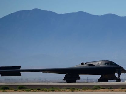 Un avi&oacute;n B-2, como los que han bombardeado este mi&eacute;rcoles dos campamentos del Estado Isl&aacute;mico cerca de Sirte, durante su aterrizaje en California en julio de 2014.
 
 